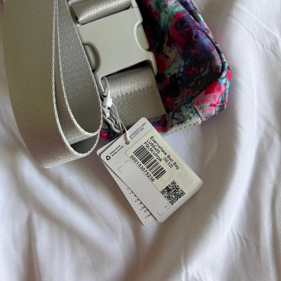 🆕💐 Lululemon Everywhere Belt Bag - Flower Glide Multi Vapor - Picture 4 of 7